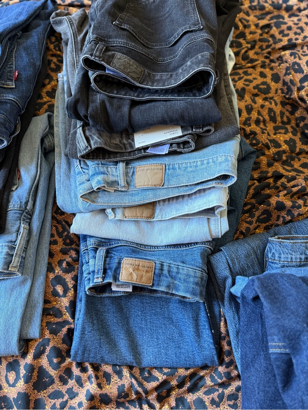 American Eagle: Black, Light and Dark
LEVIS: black, light and dark
